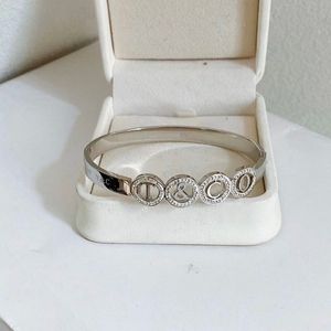 Lyxstil bröllop armband designer julklappar armbågar silver pläterad modesmyckesdesign för kvinnor romantisk kärlek armband rostfritt stål smycken