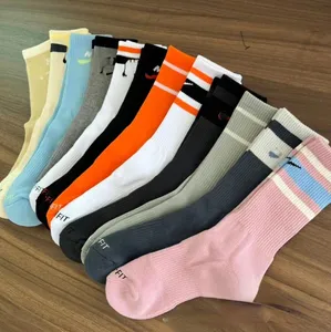 Topp nya strumpor mellan höga rörhanddukar Botten Män och kvinnor Athletic Sock Par Leisure Training Cotton Socks Batch