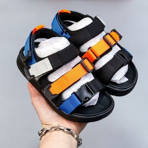 Skor sneaker block häl barn sandaler designer wrap tår sandaler barn skor sandaler avslappnade vårpojkar flickor söta tränare småbarn baby storlek 26 35