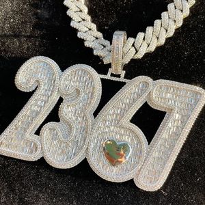 Bling ghiacciato Nome personalizzato CZ Baguette Lettere Numeri a sospensione Big Size Gold Color Nacklace per uomini Gioielli Hip Hop