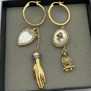 Mai jia New Ghost Hand Owl Ampymetrical Earrings 여성 유럽 및 미국 인터넷 적색 기질 과장된 성격 편지 다이아몬드 레이디 귀걸이