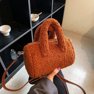 Kvällspåsar designer faux päls kvinnor handväskor rosa plysch axelväska söta ladys koppling handväska mjuk fluffig handtag tygväska liten messenger väska 231117