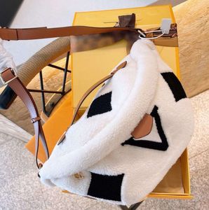 ショルダーバッグ女性冬のテディウエストバッグファッションメンズクロスボディチェストパックスプラスファジーふっくらバンバグ高級デザイナーファニーパック財布