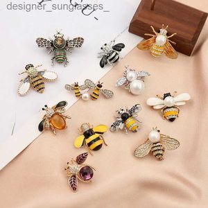 Pins Brooches Cute Rhinestone Bee Brooch Women Party Accessories Insect Pearl Corsage Brooches Clothing AccessoriesL231117