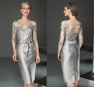 Silver Elegant satin Mor till brudklänningarna Lace Appliced ​​Sheer Neck Mante Knee Längd Formell festklänningar Halva ärmarna Kvinnor Mor bröllop Kort klänning