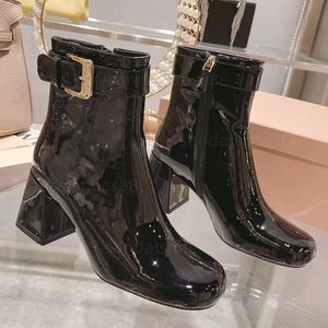 Botas de moda designer mulheres botas de salto com fivela de couro patente baixo salto gatinho Botas grossas de salto bloco Botas preto branco curto tornozelo bota sapatos confortáveis