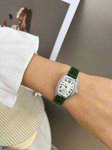 新しいレディース腕時計ステンレススチールケース象嵌輸入クリスタルダイヤモンド輸入クォーツ日本製機械高精度レザーストラップ