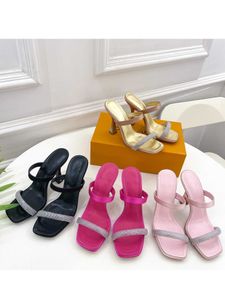 2023 Sandálias de verão Novo designer de estilo feminino linestone de luxo com sandálias Moda versátil Simples Smanha