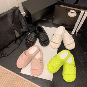 2023 Zapatos Diseñador de lujo Sandalias de mujer Moda casual Dama Verano Mocasines Tacón plano Aire libre Clásicos Zapatillas de calidad superior Con tamaño 35-42