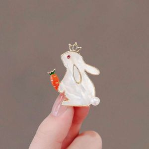 Lynnroman Cute Radish Bunny Brooch Cartoch Pins for Fewl Crowd Design Sense Suit Flower