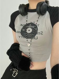 女性S Tシャツヴィンテージクロップトップゴシックグラフィックプリントパッチワーク半袖韓国グランジ服Y2K美的スリムベイビーTシャツ230417