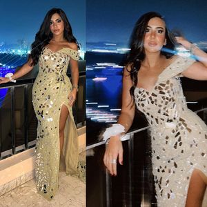 2024 Plus Size Off Shoulder Prom Dresses Gold Lace Sequined Long Evening Dress Sheath Side Split Elegant Sparkling Blingbling Rehinestones Decorated