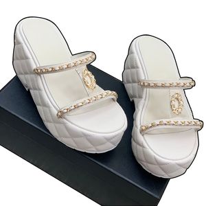 Designer-Sandalen für Damen Lampskin Wedge Platform Heels 7,5 cm Hausschuhe Damen-Slip-On-Slides mit Kette gesteppter Textur Gold-Metall-Pantoletten Mädchen Outdoor-Strandschuh