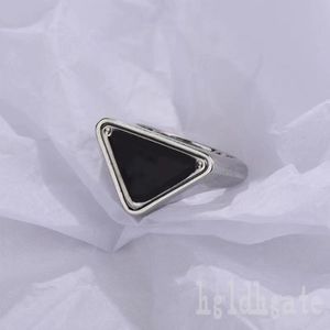 Kształt trójkąty pierścionka zaręczynowe Emalia projektant Pierścień Gruby wzór Srebrzysty zabawny geometria Listy Jewlery Letters Fashion Luksusowy pierścień dla kobiet Cool ZB040 F23