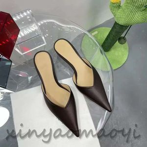 2023 tofflor Designer Pointed Patent Leather Flat Kitten klackar Mule Slides tofflor Klädskor klackar designer golv tofflor kvinnor glider designer kvinnor