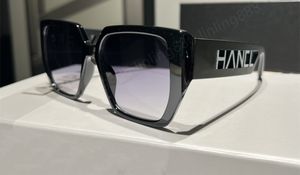Sonnenbrille für Damen im klassischen Sommer 2023-Stil mit Metall- und Plankenrahmen-Brille UV-Schutzlinse Brandneu im Karton Designer Mode Luxus Mann oder Frau 2616