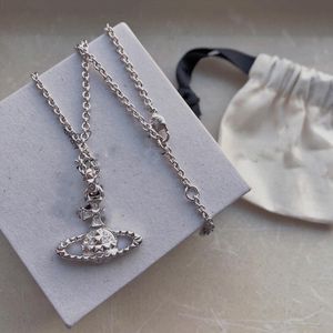 Marka mody projektant biżuterii Naszyjniki Letter Viviene Chokers Luksusowe kobiety biżuteria Metal Naszyjnik perłowy Cjeeweler Westwood dla kobiet łańcuch wysokiej jakości wysokiej jakości