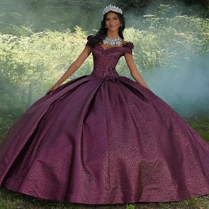 Glitzernde lila Quinceanera-Kleider 2023, elegant, schulterfrei, mit Pailletten, Rüschen, geschwollenes Blumen-Ballkleid, Ballkleid, luxuriöser arabischer Stil