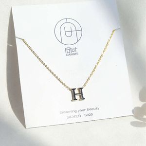 Versione della clavicola coreana alla moda, temperamento alla moda e minimalista, colla a goccia, collana con lettera inglese H, donna