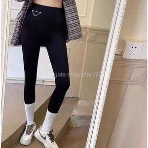 Calça legging feminina Capris esportiva clássica faixa de ioga terno versão em tecido slim fit carta alta água respirável e confortável leggings de pele de tubarão