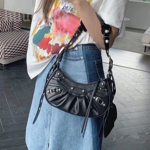 Modedesigner väska metall göra gamla axelväskor zippy plånbok le cagole sacoche motorcykel läder hårdvara distinkt crossbody väska lyx ganska xb014 e23