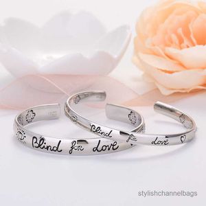Charm-Armbänder Charm-Armbänder Offenes Paar-Armband Eingedrückter Stahldruckbuchstabe für den Luxus der Hochzeit von Damen und Herren