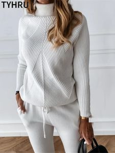 Calças femininas de duas peças TYHRU outono e inverno sólido listrado tartaruga pescoço suéter elástico masculino conjunto de malha 231118