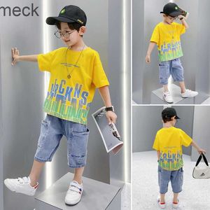 Kläderuppsättningar 2023 New Kids Passar Baby Boys kläder 2 stycke Set Korean version Tide Boys Set Yellow Letter Tshirt + Denim Casual Shorts