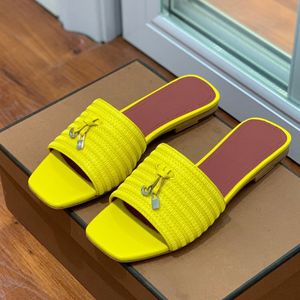 Sommars tofflor glider platt rand slip på sandaler Öppna tå fårskinn spänne kvinnor lyxdesigners läder yttersula kväll mode skor fabrikskor