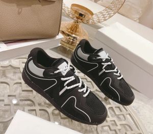 Toppkvalitet Casual Shoes Bekväma slitsträckta andningsbara och avslappnade tränare Sneaker Flow Runner Designer Women Trainers Sport Fashion Running Shoe