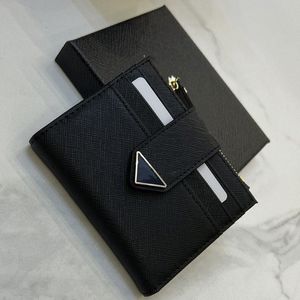 Designer Triangel Logo plånbok Small Saffiano Leather Bill Compartment Document Pocket Credit Card Slots Emameled Metal Lettering Hardware Luxury Purse 05xx#