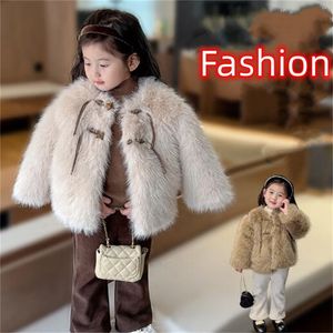 Cappotto da ragazza 2024 Nuovo Inverno Nuova tendenza Cappotti di moda Imitazione di pelliccia di volpe Giacche con cardigan ispessimento del cotone Abbigliamento per bambini