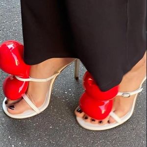 Sandalet Kırmızı Balon Sandalet Beyaz Siyah Deri Toka Kayış İnce Topuklu Pist Parti Ayakkabıları Kesme Leydi Kıyafet Lüks Şık Sandalet 230418