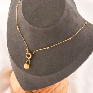 20 -styl Never Fading Luxury Designer Wisianty Naszyjniki 18K Gold Link Łańcuch ze stali nierdzewnej podwójna litera Choker Charm Akcesoria