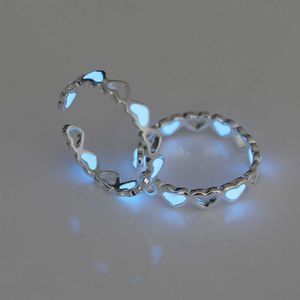 Anelli di fascia anelli di dito luminosi coppia da 1 pc per donne uomini cavi di cuore a cuore aperto in anello scuro Regali di gioielli ad anello regolabile AA230417