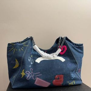 Borsa tote grande da donna in denim con stampa ricamata Borsa portatile classica blu Borsa hardware in argento di lusso Catena per lo shopping vintage Marsupio Sacoche Valigia 45 cm