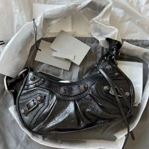 Lüks yarım ay omuz motosiklet alt koltuk torbası kadın erkek tasarımcıları crossbody el çantaları çanta çantaları kaya tarzı çanta bayan gerçek deri tote debriyaj çanta