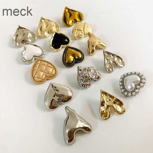 Knapp hårklämmor Barrettes 10st/Lot Hjärtknappar för kläddekorativa hantverk Rockar Diy levererar sömnadstillbehör Golden Metal Shank -föremål