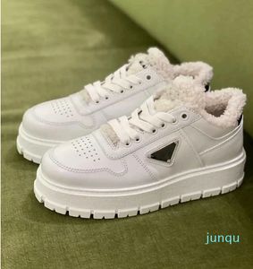 Vinter varm shearling kvinnor sneakers skor emaljerad metall triangel vit läder