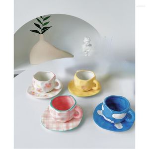 Tassen Kreatives Blumenmuster Handgehaltene Keramiktasse Kaffee und Untertasse Set Unregelmäßiger Becher Vintage Pink Tea