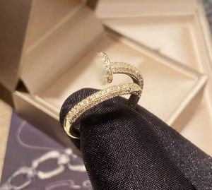 Designer smycken keramiska ringmän och kvinnors ring modedesigners, lyxbrev ringar smycken kvinnors bröllopspresent, med låda