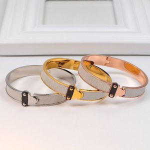 Gioielli firmati Argento Pelle nera Bracciale in oro 24k Bracciali con ciondoli da uomo Per le donne Cinturino largo Modello di fiore marrone Oro Logo Timbro Stampato Regalo di moda