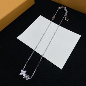 Med Box Silver Luxury Pendant Halsband Dual Flower Diamond Pendants Kvinnor Fashion Necklace Letter Stamp Girls för festbröllop