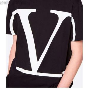Tasarımcı Valentine T Shirt Yüksek Son Modaya Marka Ailesi Büyük V Kısa Kollu T-Shirt Gevşek Gevşa Yuvarlak Boyun Siyah ve Beyaz Yeni Yaz Moda Vadino