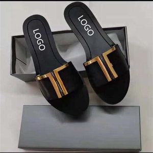 2023 Novos chinelos hardware fivela de verão Sandals planos casuais sandálias populares slides 4 cores