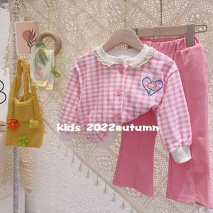 Set di abbigliamento Moda Bambini Set di vestiti per ragazze Autunno Pizzo coreano Collo monopetto Cardigan scozzese Cappotti Pantaloni 2 pezzi Abbigliamento per bambini 18 anni 230418