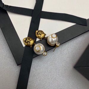 n Clip su orecchini da donna alla moda placcati in oro 18 carati con motivo speciale per la festa nuziale che non sbiadiscono mai