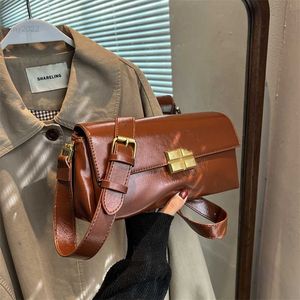 Axelväskor trendiga designer oljevax handväska förföljer kvinnor axel crossbody väskor 2022 nya rektangel damer messenger totes hög kvalitet