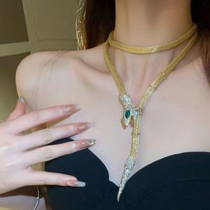 Модный дизайнер ожерелья продает оптом женские латунные ожерелья с бриллиантами, инкрустированные ключицей в форме змеи, пряные украшения для девочек