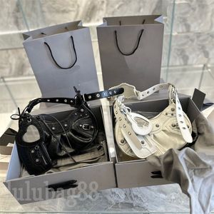 Le cagole designer väskor läder metall crossbody väskor för kvinnor män hip hop mode boce modern gör gammal axelväska pochette fast motorcykel xb014 e23